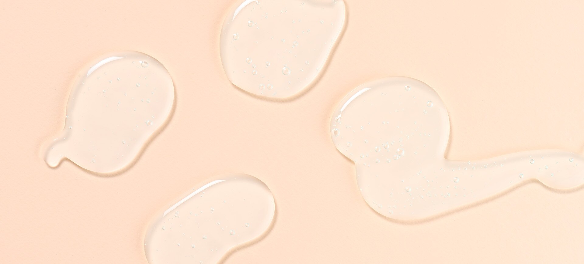 formes en mousse sur un fond clair de couleur chair