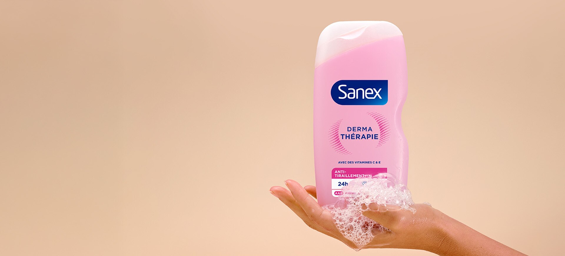 une main de femme avec un peu de mousse tenant le produit Sanex Derma thérapie mature topic