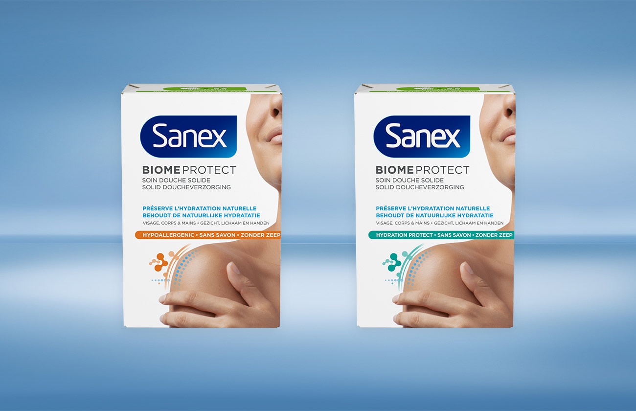 Deux boîtes de soin douche solide Sanex Biome Protect. Les variantes présentées sont Hypoallergenic et Hydration Protect.