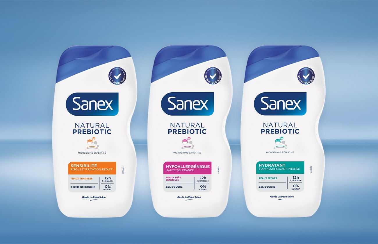 Trois flacons de la gamme Sanex Natural Prebiotic. Les variantes présentées sont Sensibilité, Hypoallergénique et Hydratant.