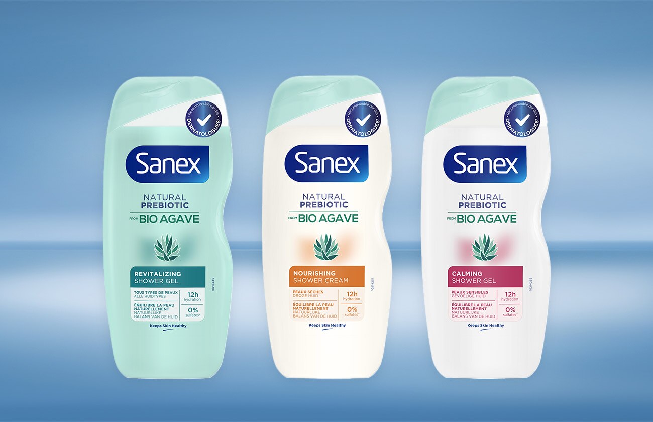 Trois flacons de la gamme Sanex Natural Prebiotic au Bio Agave. De gauche à droite : le gel douche Revitalizing, la crème de douche Nourishing, et le gel douche Calming.
