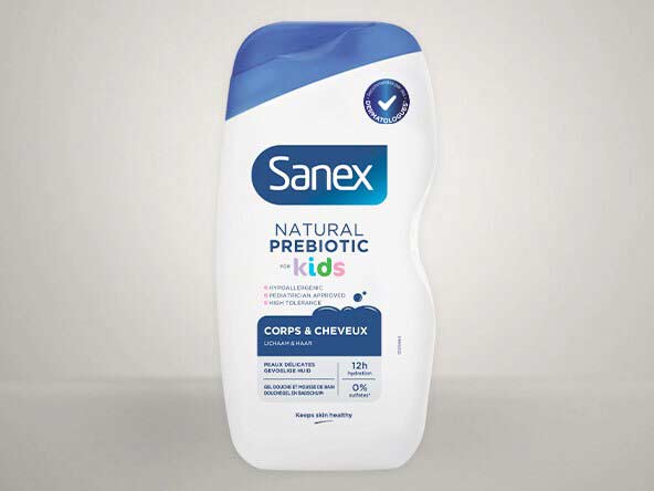 Flacon du gel douche et bain moussant Sanex Natural Prebiotic for Kids. L'étiquette indique qu'il est hypoallergénique et conçu pour le corps et les cheveux des peaux délicates.