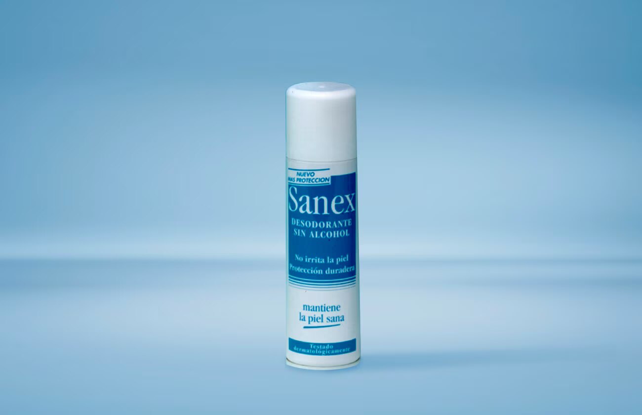 Flacon de déodorant en aérosol Sanex.