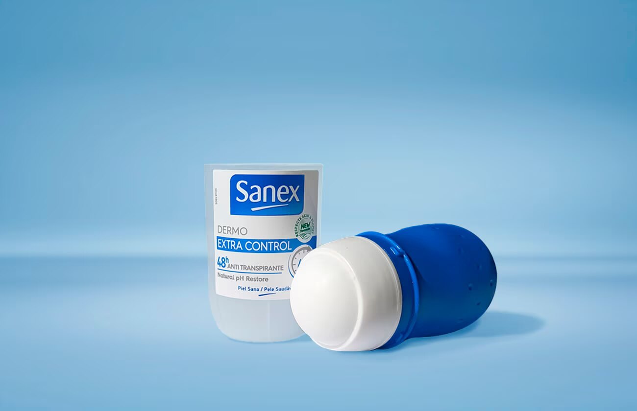 Déodorant roll-on Sanex Dermo Extra Control. Le capuchon est posé à côté du flacon. L'étiquette du produit est rédigée en italien.