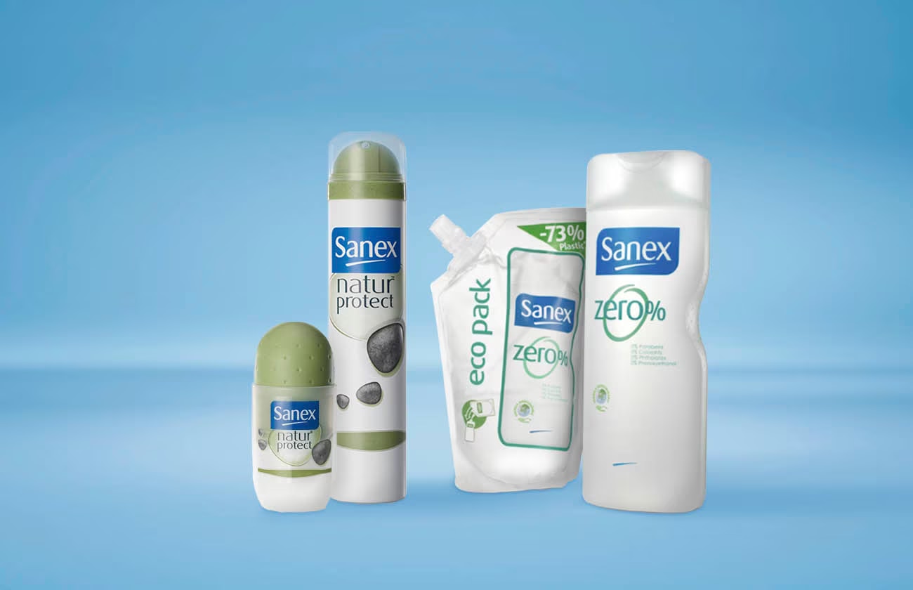 Assortiment de produits Sanex. La gamme Natur Protect est représentée par un déodorant roll-on et un aérosol. La gamme Zero % est montrée avec une recharge éco-pack et un flacon de gel douche.