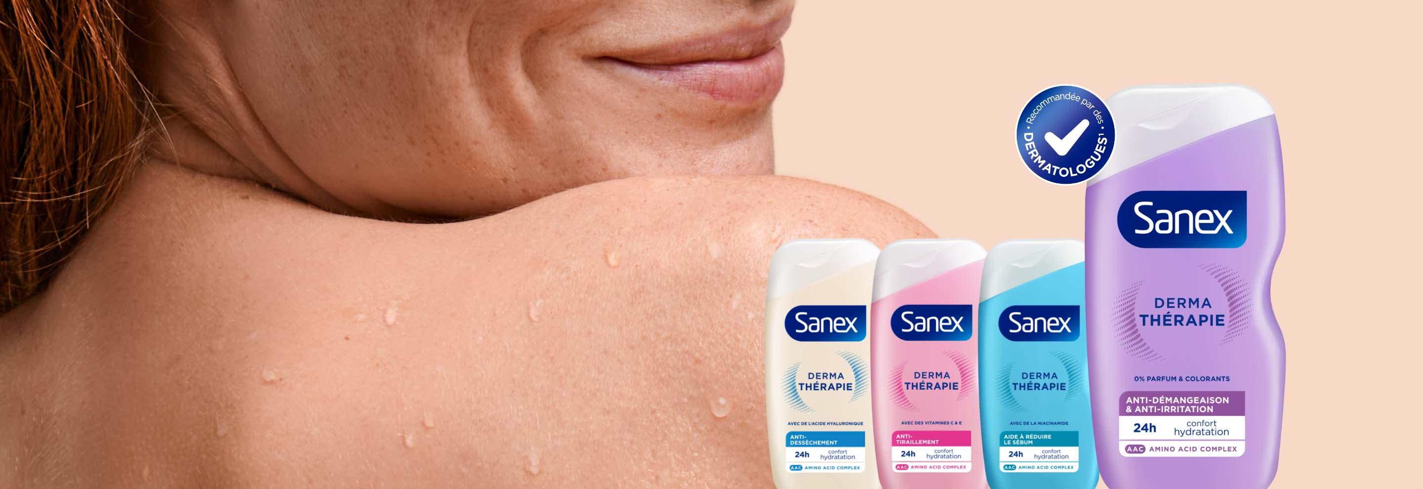 Gros plan sur le dos humide et souriant d'une femme. À droite, quatre flacons de la gamme Sanex Derma Thérapie sont présentés, mettant en avant la variété des produits.