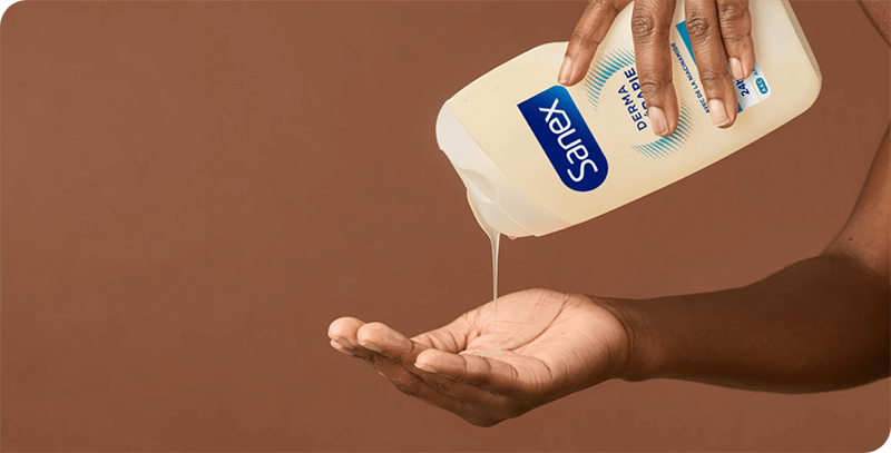 femme utilisant la crème de douche très sèche sanex skin therapy